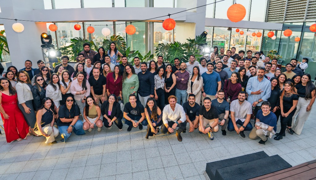 Equipo Houm reunido en la terraza de la oficina